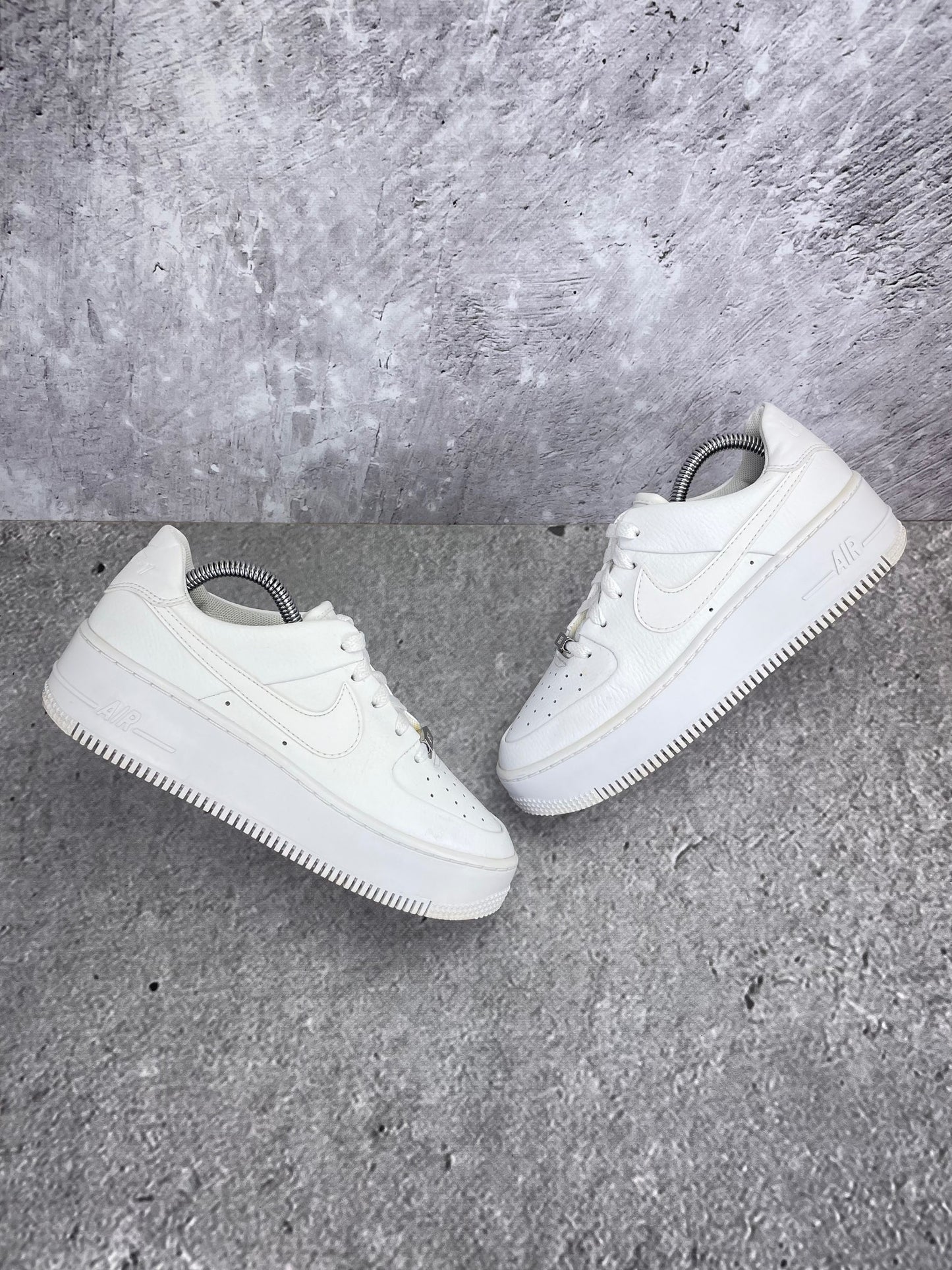 Nike Air Force 1 Sage Low Triple White - buty sportowe, widok z góry na zewnętrzną stronę butów