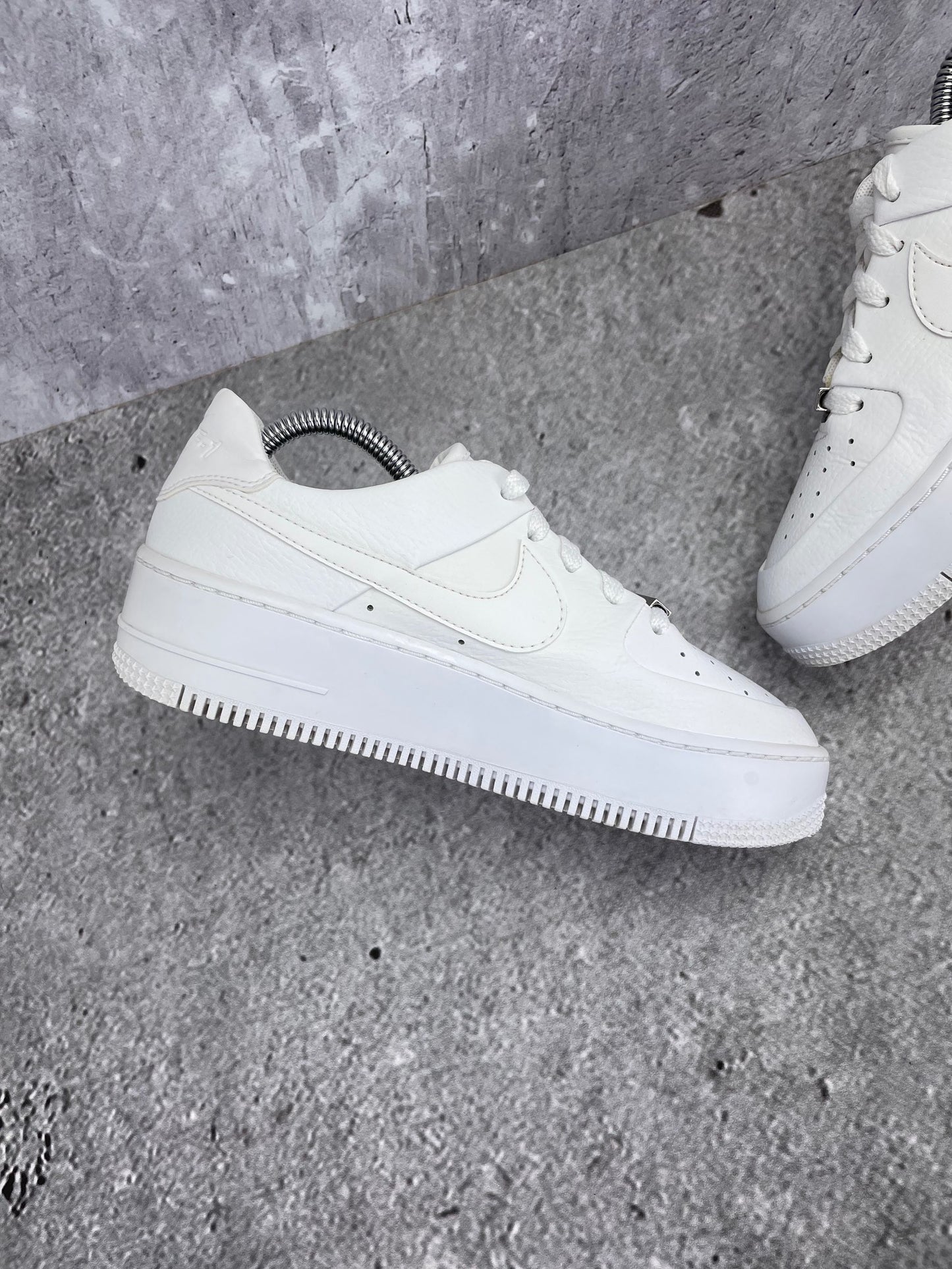 Nike Air Force 1 Sage Low Triple White - buty sportowe, wewnętrzny panel lewego buta