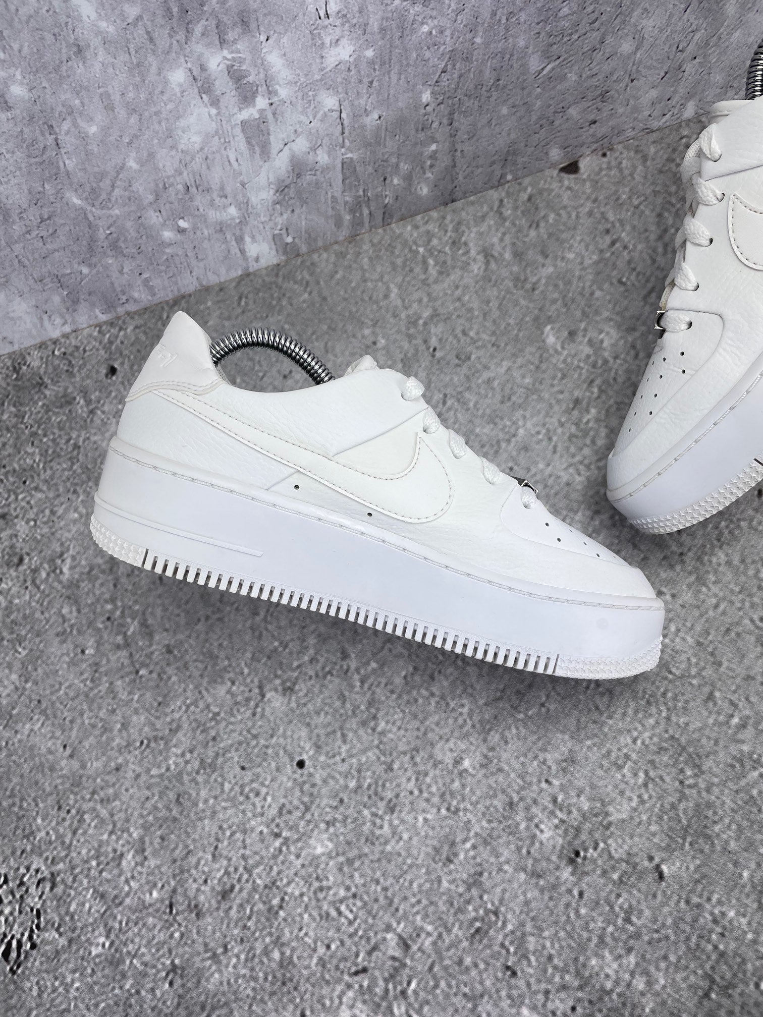 Nike Air Force 1 Sage Low Triple White - buty sportowe, wewnętrzny panel lewego buta