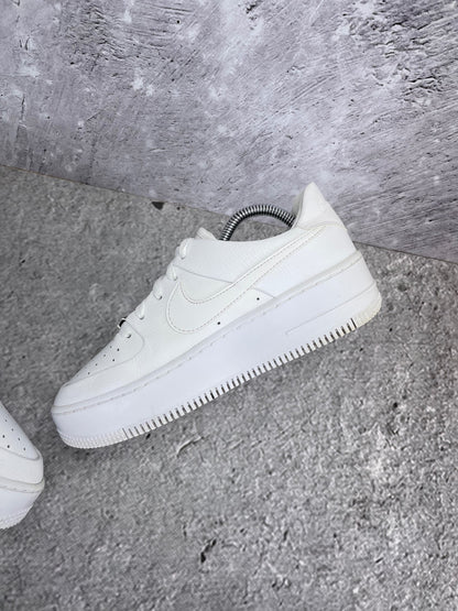 Nike Air Force 1 Sage Low Triple White - buty sportowe, wewnętrzny panel prawego buta