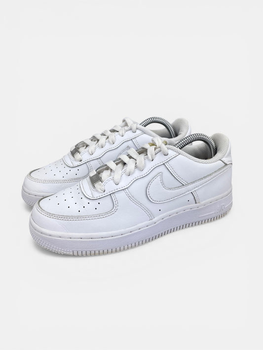 Nike Air Force 1 Low Triple White - buty sportowe, widok z boku