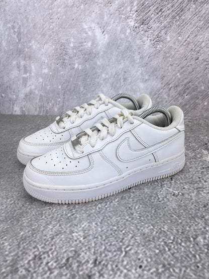 Nike Air Force 1 Low Triple White - buty sportowe, widok z boku na tle studyjnym