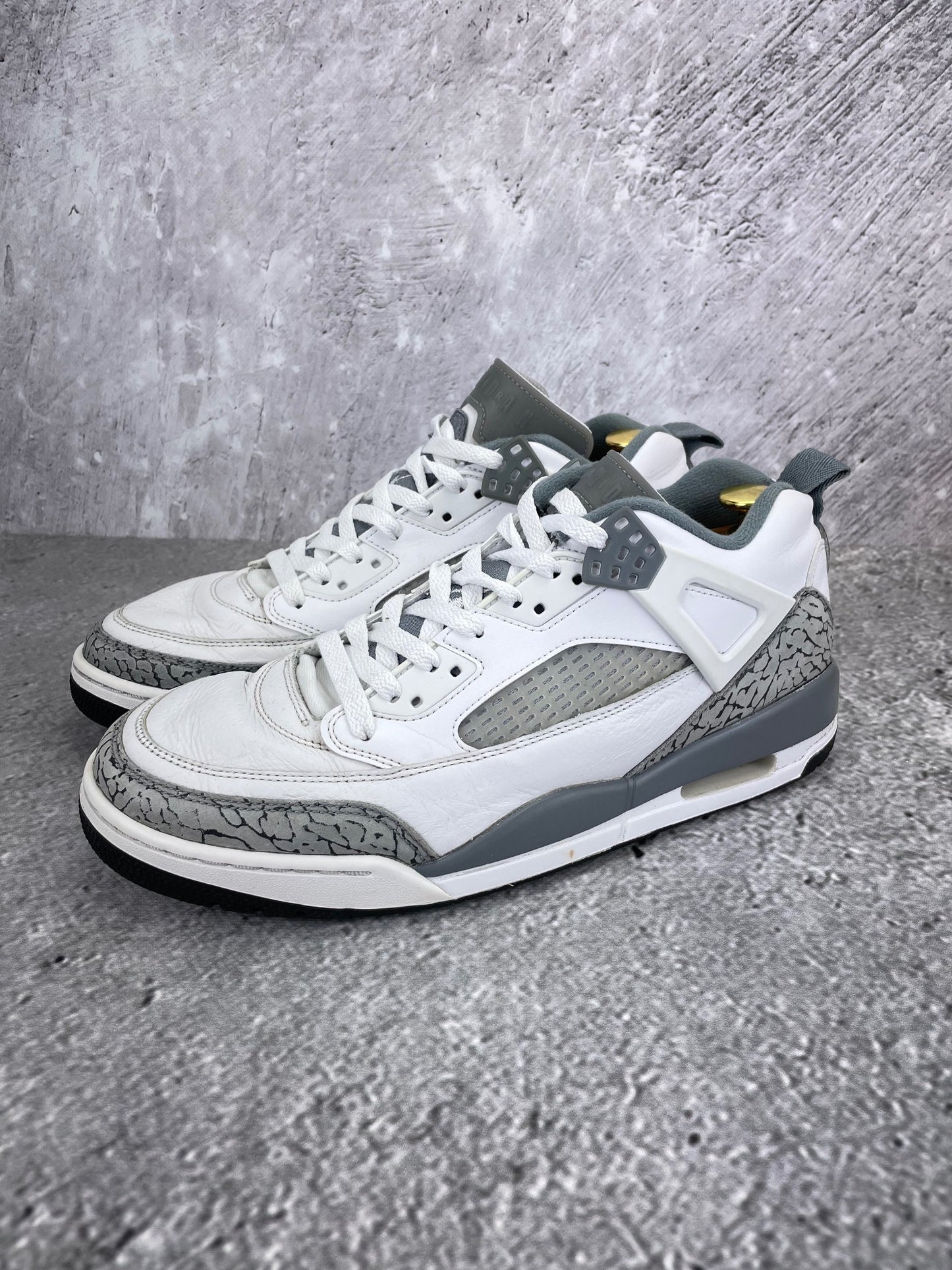 Jordan Spizike Low Cool Grey - buty sportowe, widok z boku na tle studyjnym