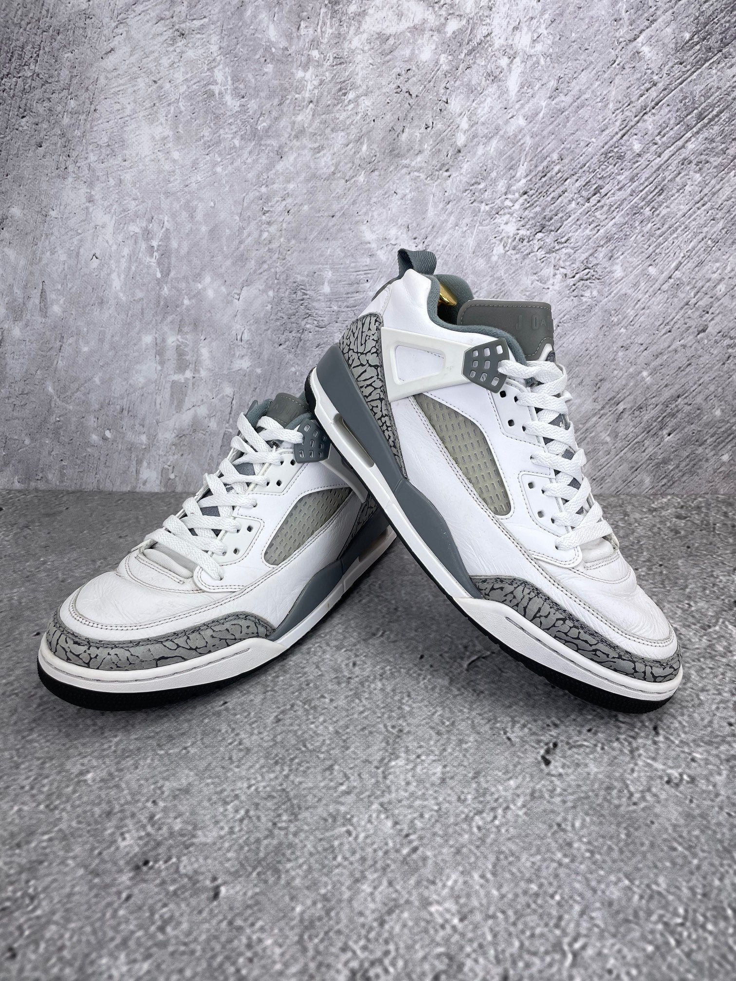 Jordan Spizike Low Cool Grey - buty sportowe, para butów, widok z boku na tle studyjnym