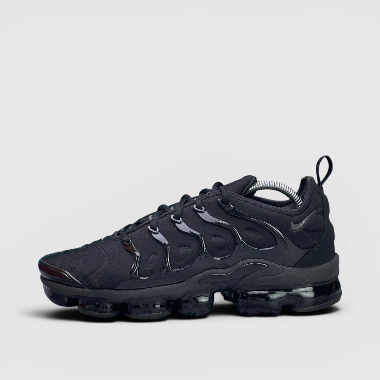 Nike Air VaporMax Plus Triple Black — buty sportowe męskie w bardzo dobrym stanie rozmiar 43, boczny profil, lewa strona