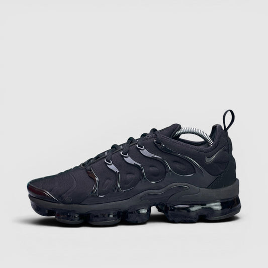 Nike Air VaporMax Plus Triple Black — buty sportowe męskie w bardzo dobrym stanie rozmiar 43, boczny profil, lewa strona