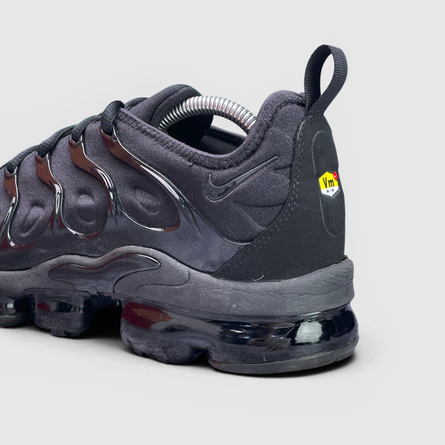 Nike Air VaporMax Plus Triple Black — buty sportowe męskie w bardzo dobrym stanie rozmiar 43, zapiętek