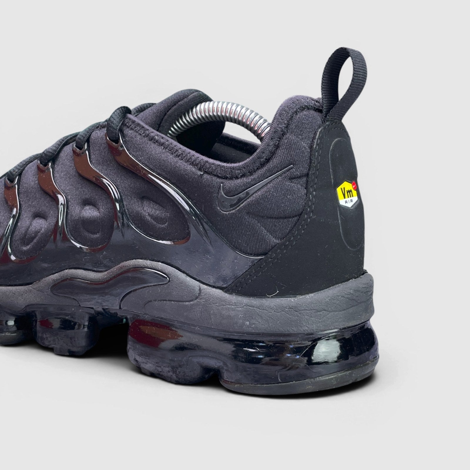 Nike Air VaporMax Plus Triple Black — buty sportowe męskie w bardzo dobrym stanie rozmiar 43, zapiętek