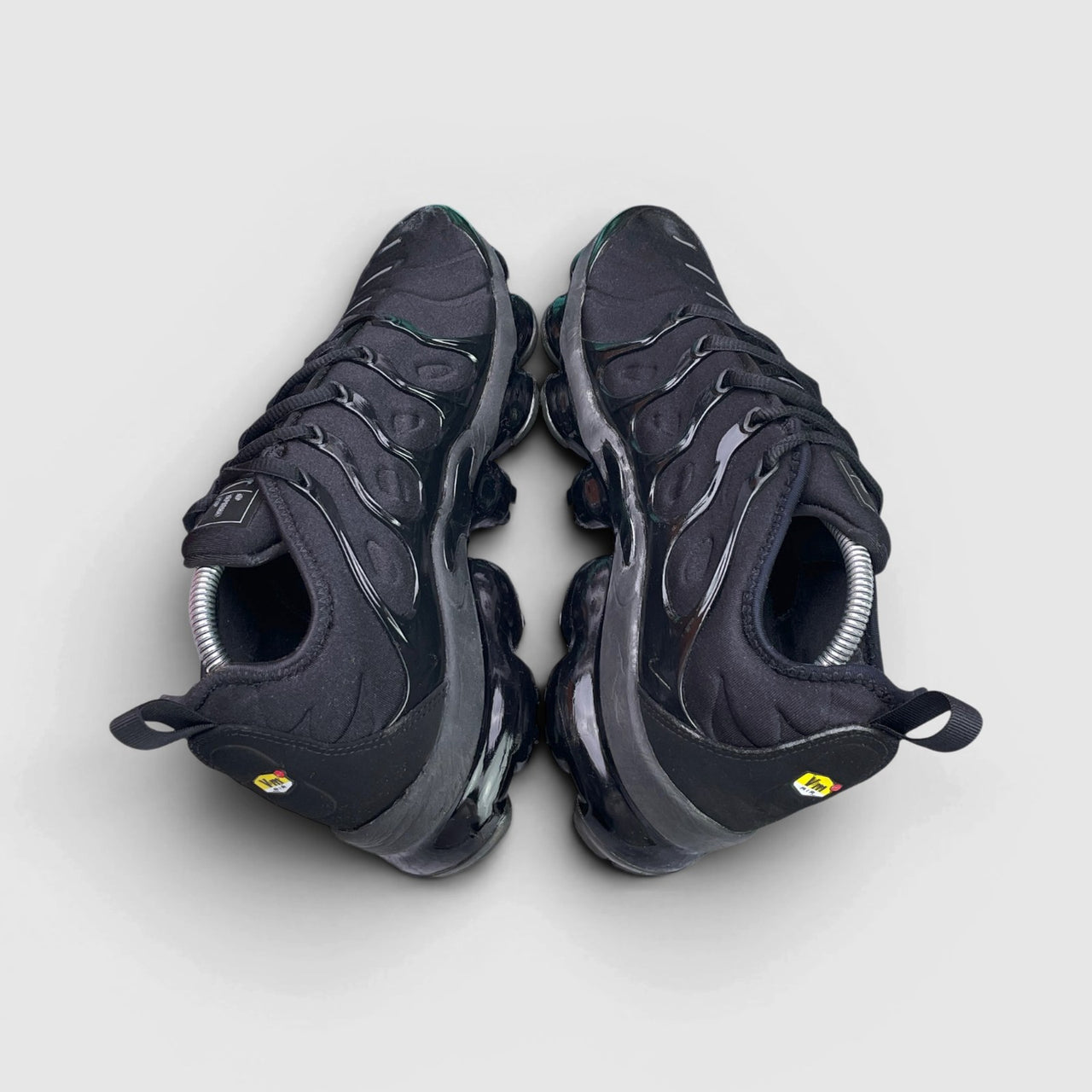 Nike Air VaporMax Plus Triple Black — buty sportowe męskie w bardzo dobrym stanie rozmiar 43, widok z góry