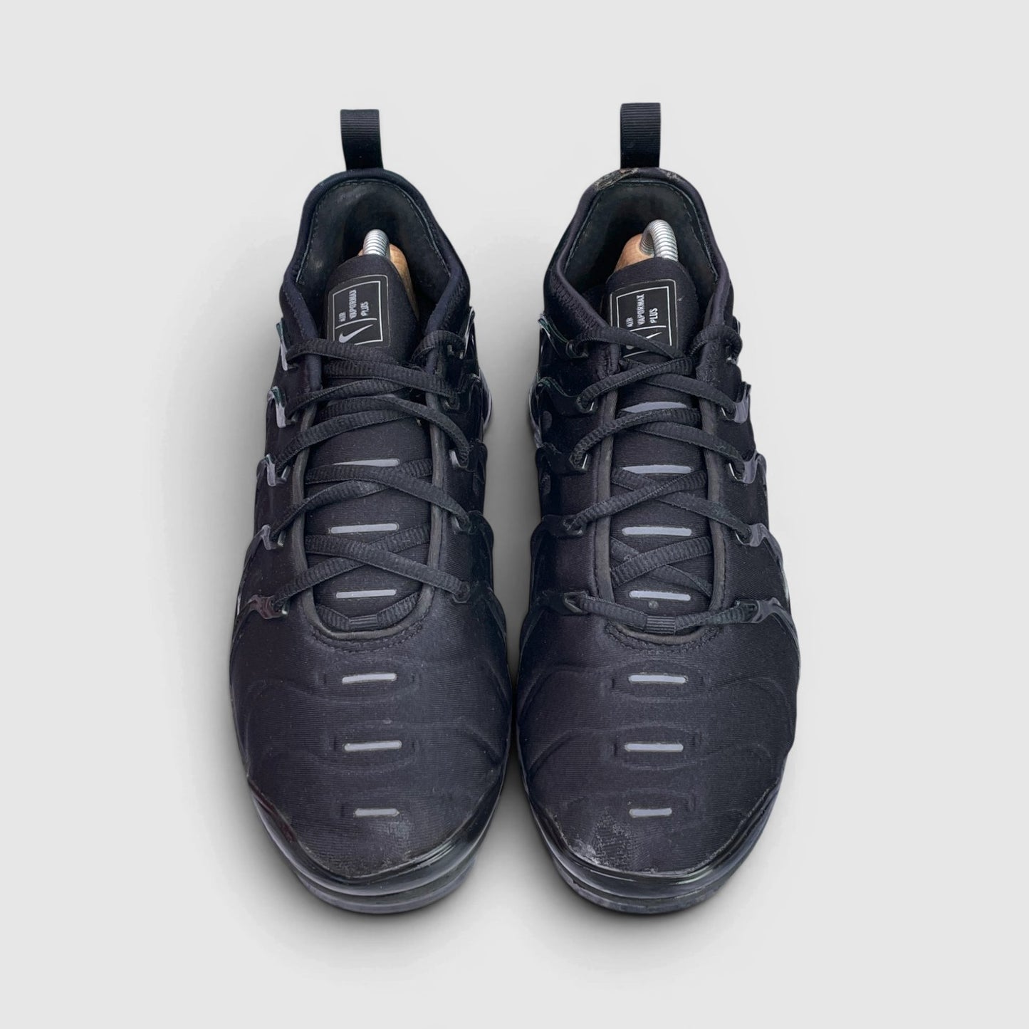 Nike Air VaporMax Plus Triple Black — buty sportowe męskie w bardzo dobrym stanie rozmiar 43, widok z przodu