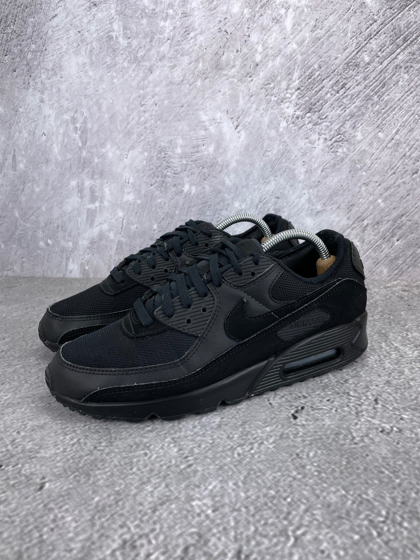 Nike Air Max 90 Recraft Triple Black - buty sportowe, widok z boku na tle studyjnym