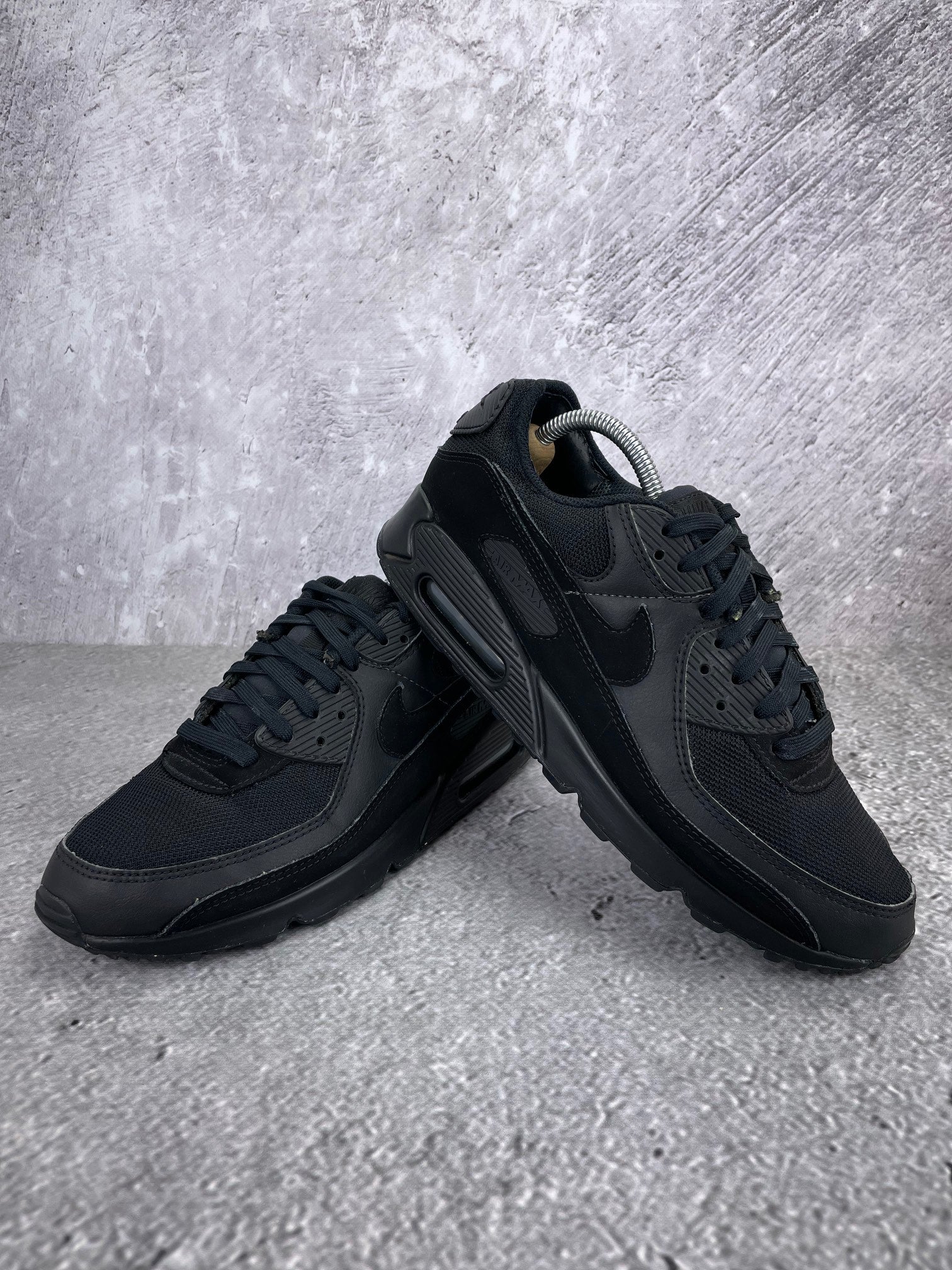 Nike Air Max 90 Recraft Triple Black - buty sportowe, para butów, widok z boku na tle studyjnym