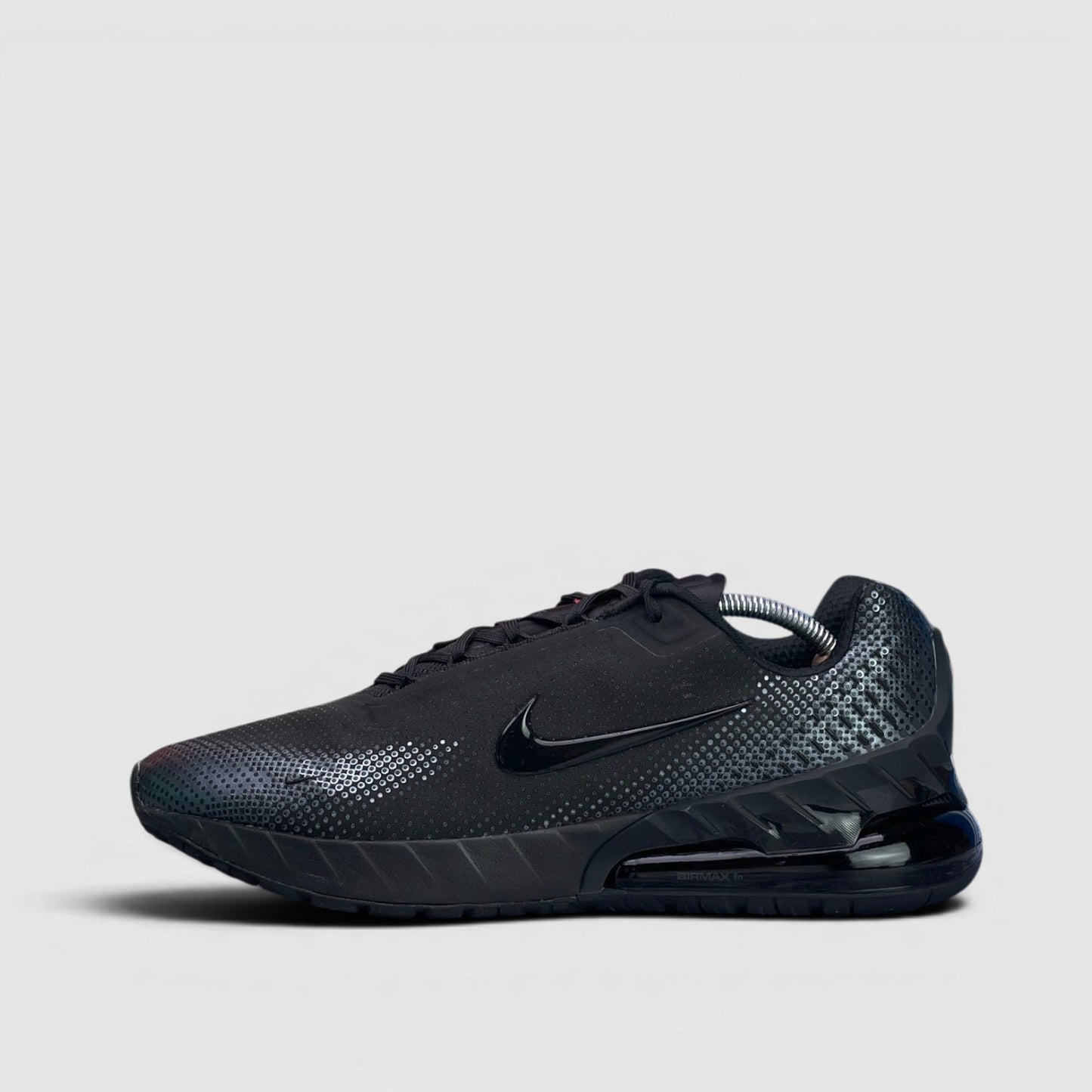 Nike Air Max Phoenix Triple Black — buty sportowe męskie w bardzo dobrym stanie rozmiar 45.5, boczny profil, lewa strona