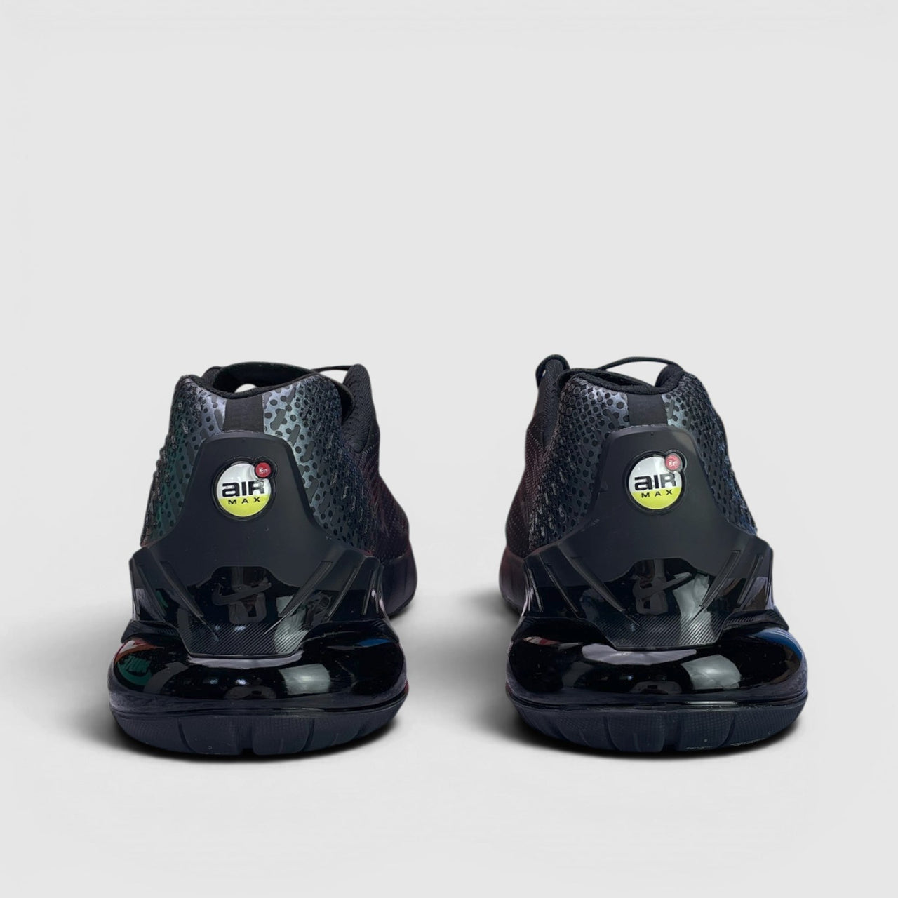 Nike Air Max Phoenix Triple Black — buty sportowe męskie w bardzo dobrym stanie rozmiar 45.5, widok z tyłu