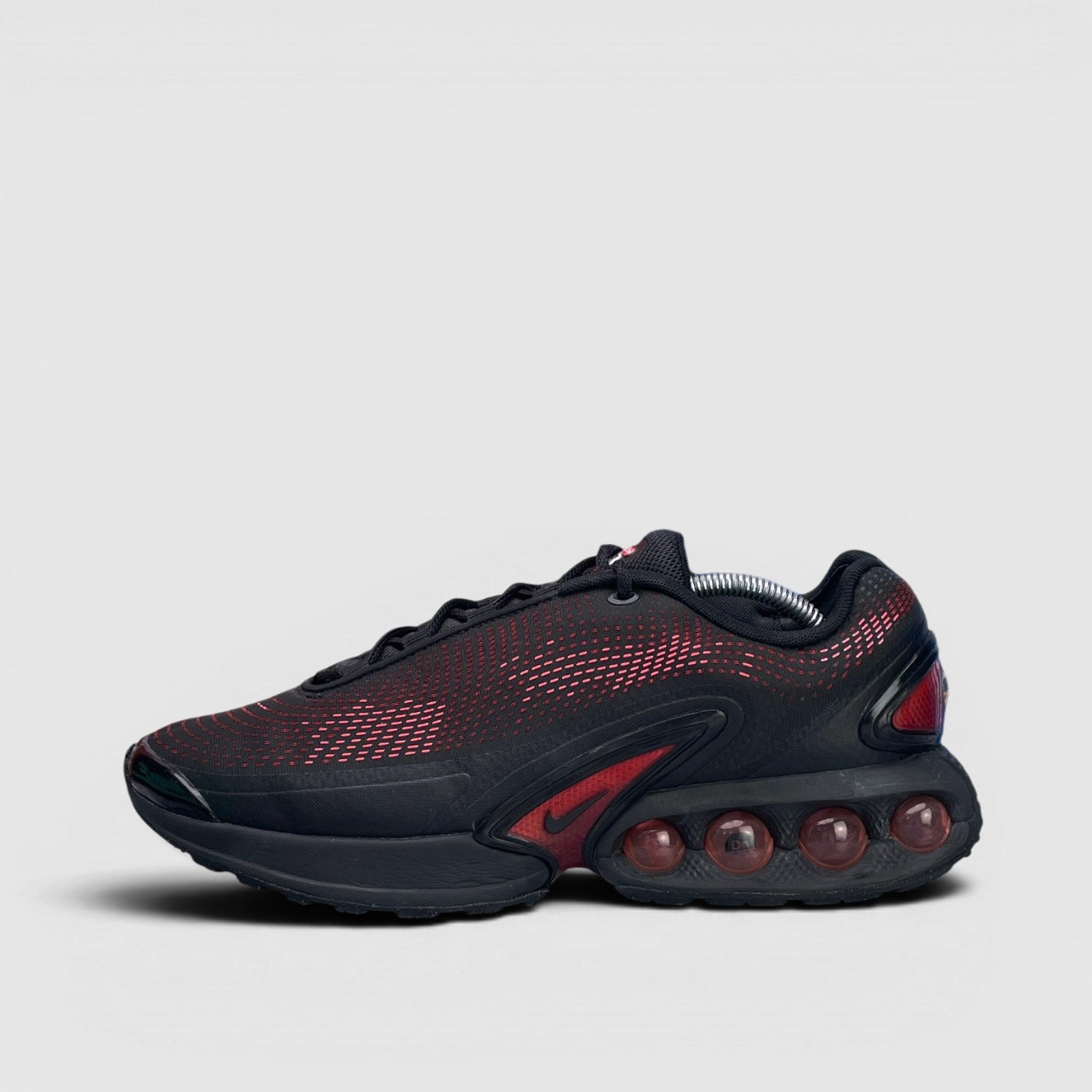 Nike Air Max DN Black Bright Crimson — buty sportowe męskie w bardzo dobrym stanie rozmiar 45, boczny profil, lewa strona