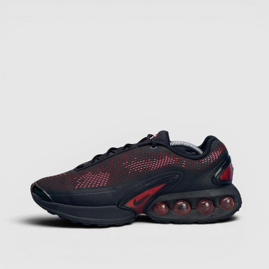 Nike Air Max DN Black Bright Crimson — buty sportowe męskie w bardzo dobrym stanie rozmiar 45, boczny profil, lewa strona