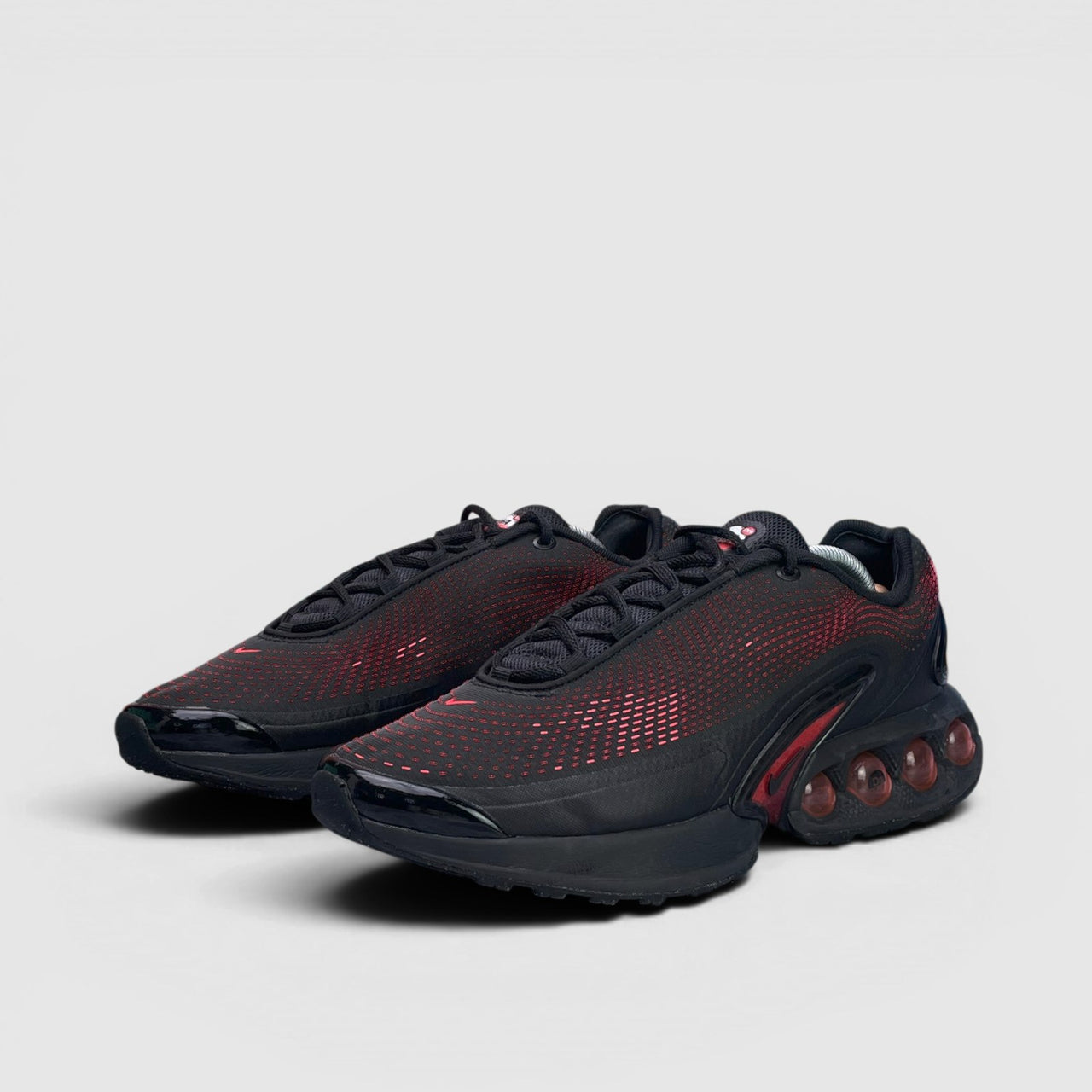 Nike Air Max DN Black Bright Crimson — buty sportowe męskie w bardzo dobrym stanie rozmiar 45, para butów