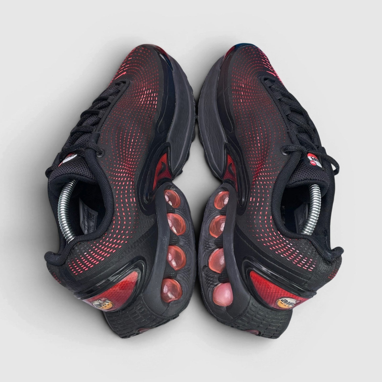 Nike Air Max DN Black Bright Crimson — buty sportowe męskie w bardzo dobrym stanie rozmiar 45, widok z góry