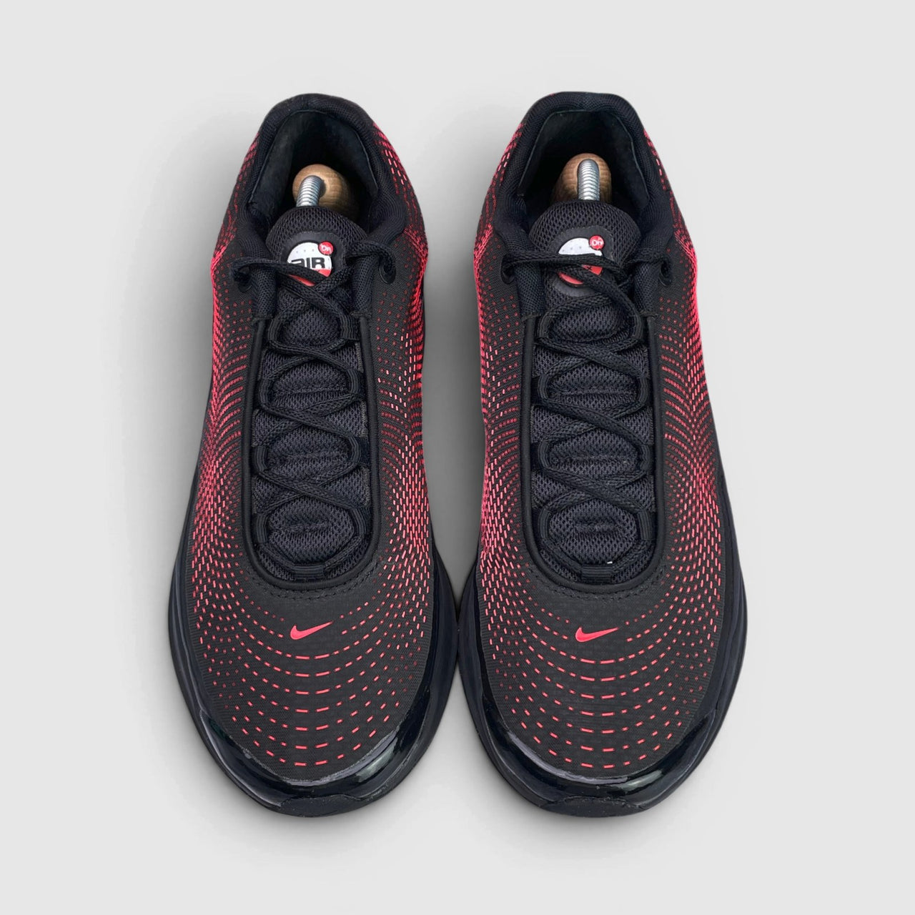 Nike Air Max DN Black Bright Crimson — buty sportowe męskie w bardzo dobrym stanie rozmiar 45, widok z góry