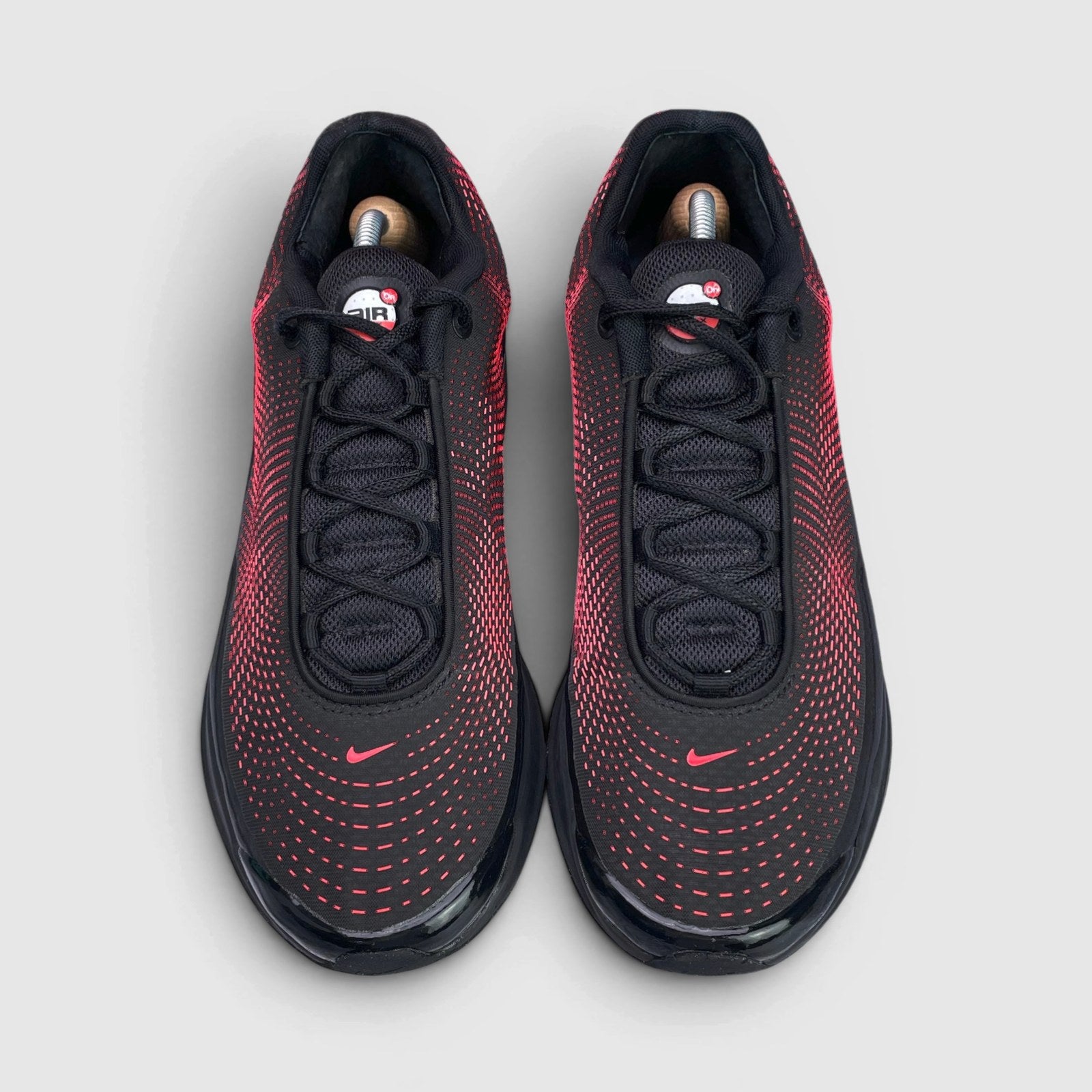 Nike Air Max DN Black Bright Crimson — buty sportowe męskie w bardzo dobrym stanie rozmiar 45, widok z góry