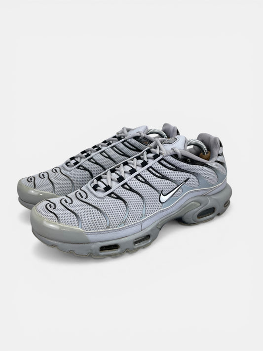 Nike Air Max Plus Wolf Grey - buty sportowe, widok z boku