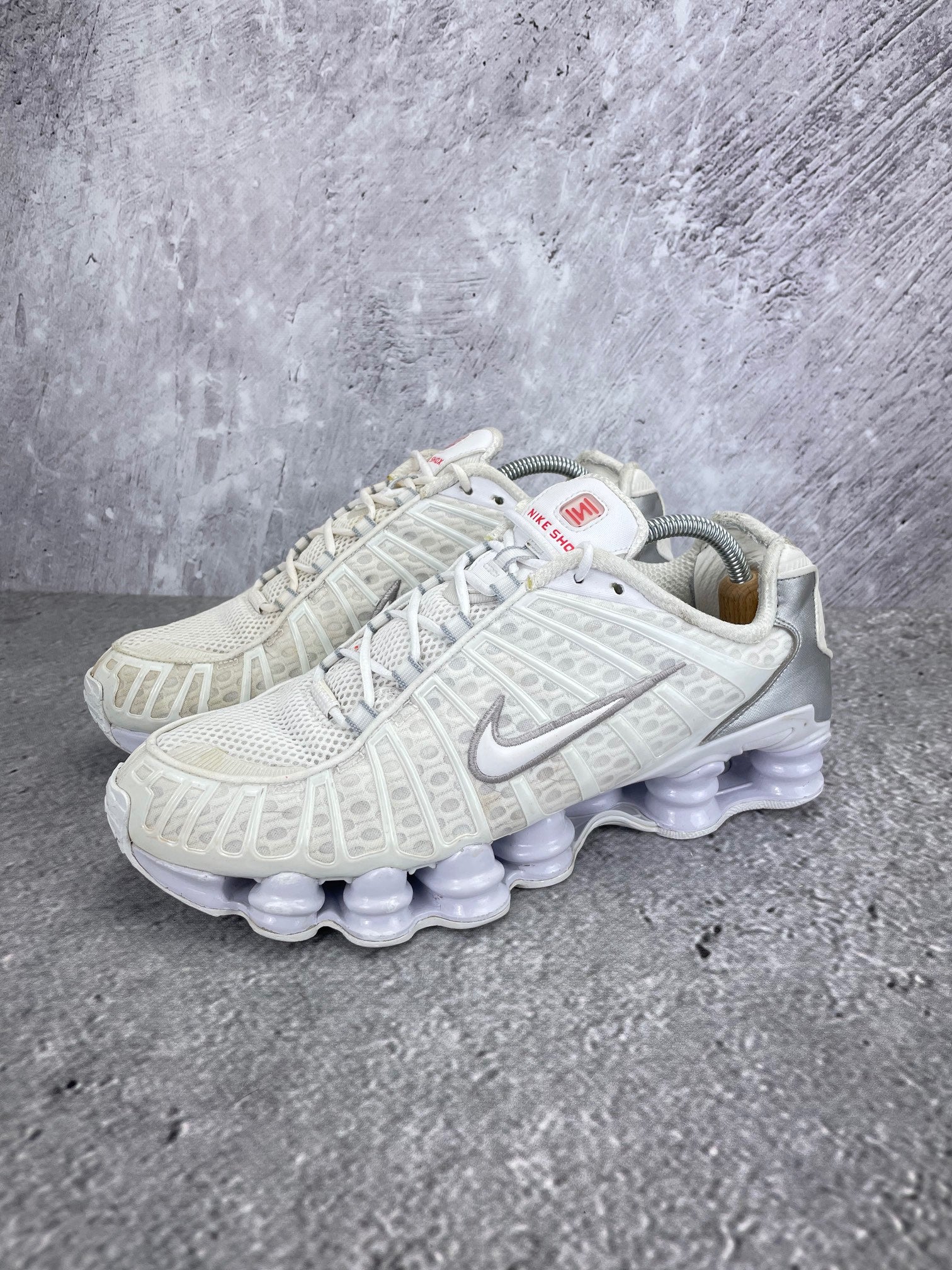 Nike Shox TL AR3566-100 - buty sportowe, widok z boku na tle studyjnym