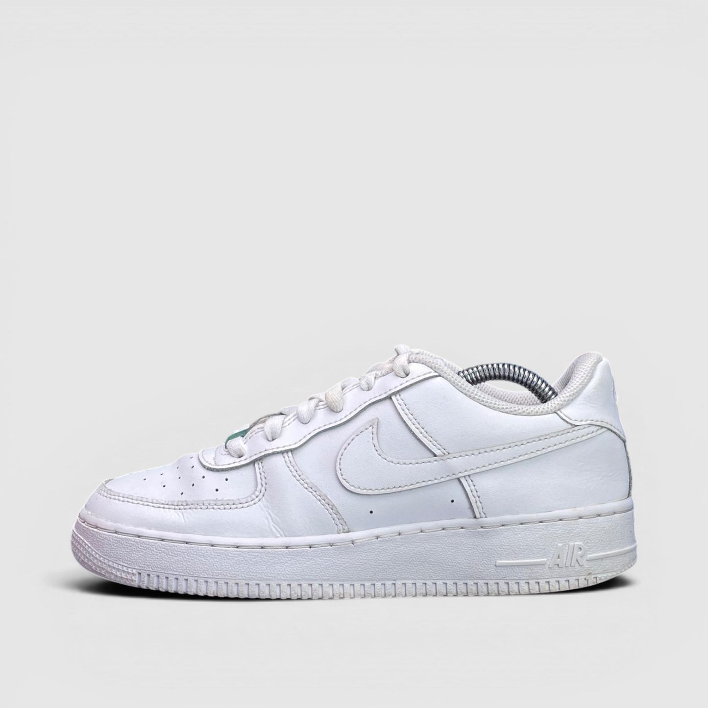 Nike Air Force 1 Low Triple White — buty sportowe damskie w bardzo dobrym stanie rozmiar 38.5, boczny profil, lewa strona