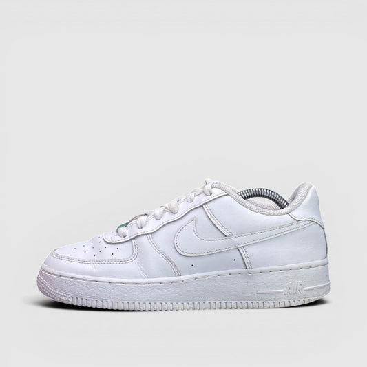 Nike Air Force 1 Low Triple White — buty sportowe damskie w bardzo dobrym stanie rozmiar 38.5, boczny profil, lewa strona