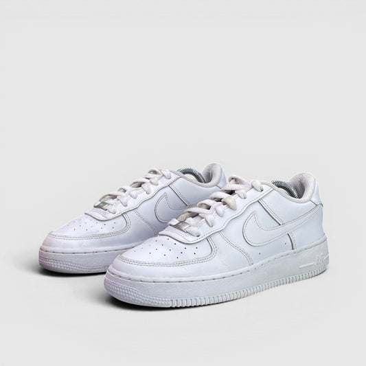 Nike Air Force 1 Low Triple White — buty sportowe damskie w bardzo dobrym stanie rozmiar 38.5, para butów