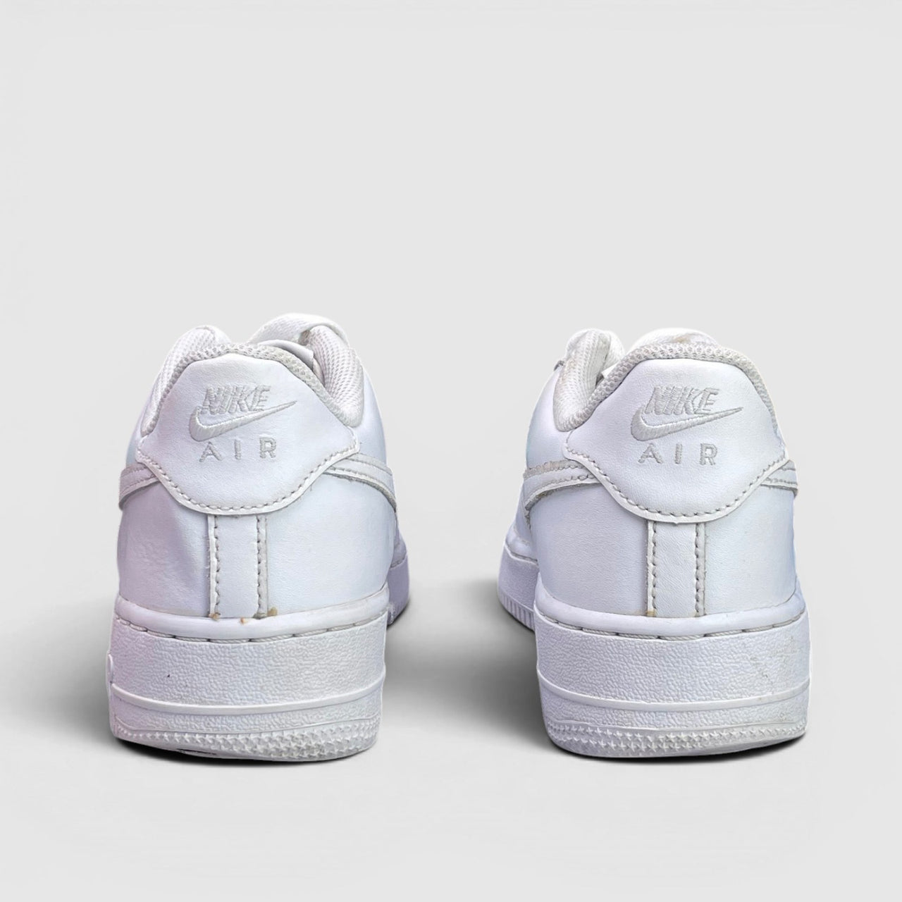 Nike Air Force 1 Low Triple White — buty sportowe damskie w bardzo dobrym stanie rozmiar 38.5, widok z tyłu
