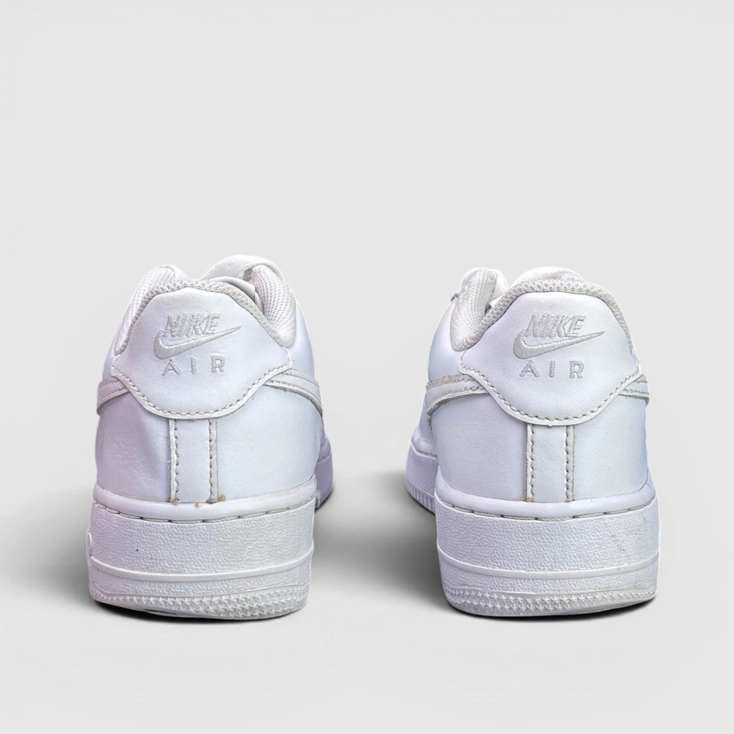 Nike Air Force 1 Low Triple White — buty sportowe damskie w bardzo dobrym stanie rozmiar 38.5, widok z tyłu
