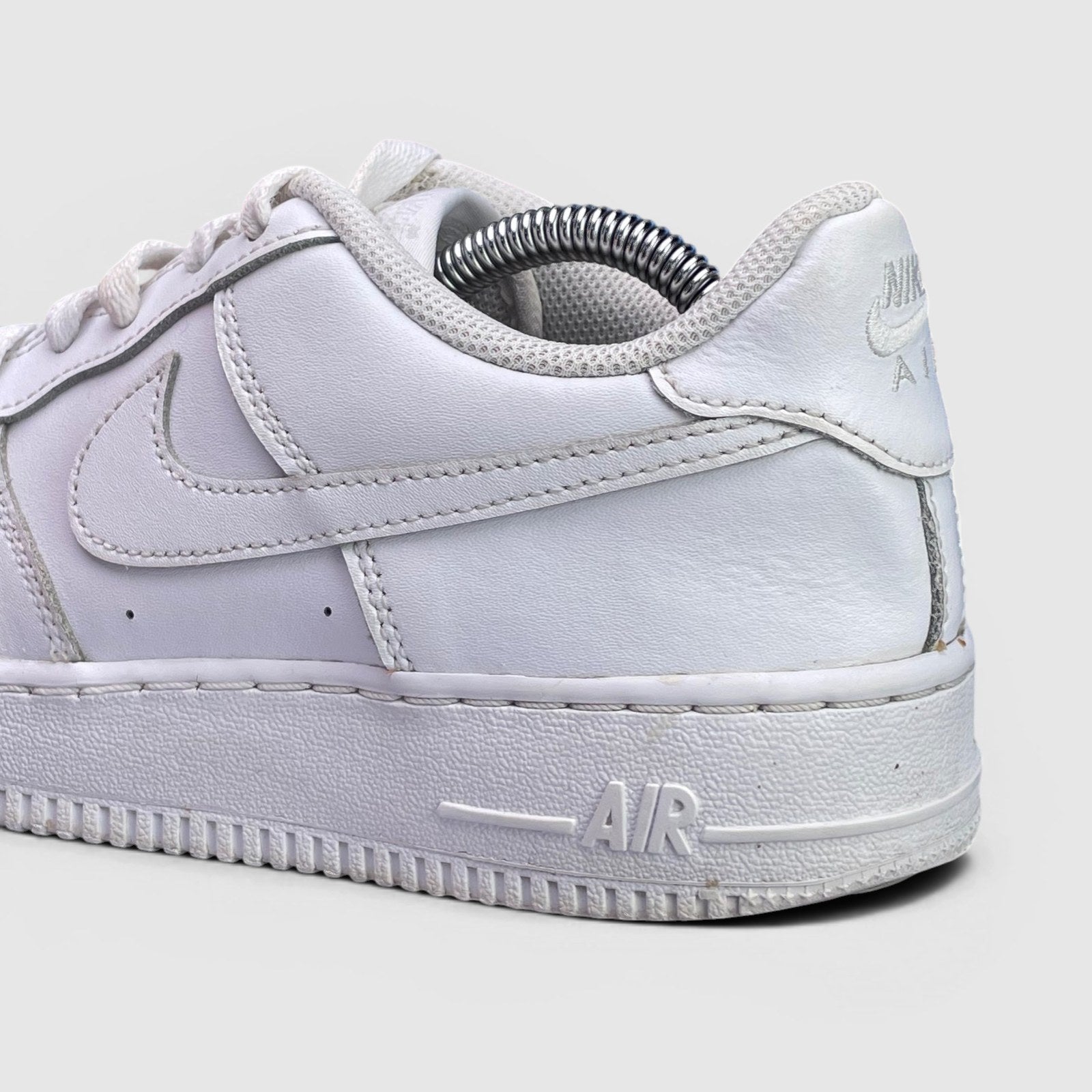 Nike Air Force 1 Low Triple White — buty sportowe damskie w bardzo dobrym stanie rozmiar 38.5, detal