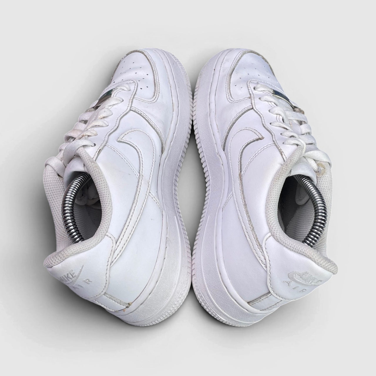 Nike Air Force 1 Low Triple White — buty sportowe damskie w bardzo dobrym stanie rozmiar 38.5, widok z góry