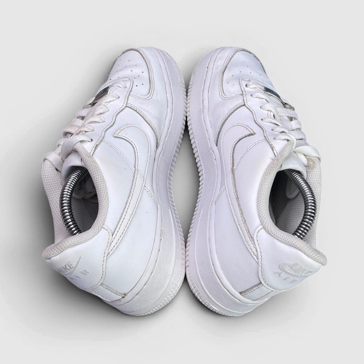 Nike Air Force 1 Low Triple White — buty sportowe damskie w bardzo dobrym stanie rozmiar 38.5, widok z góry
