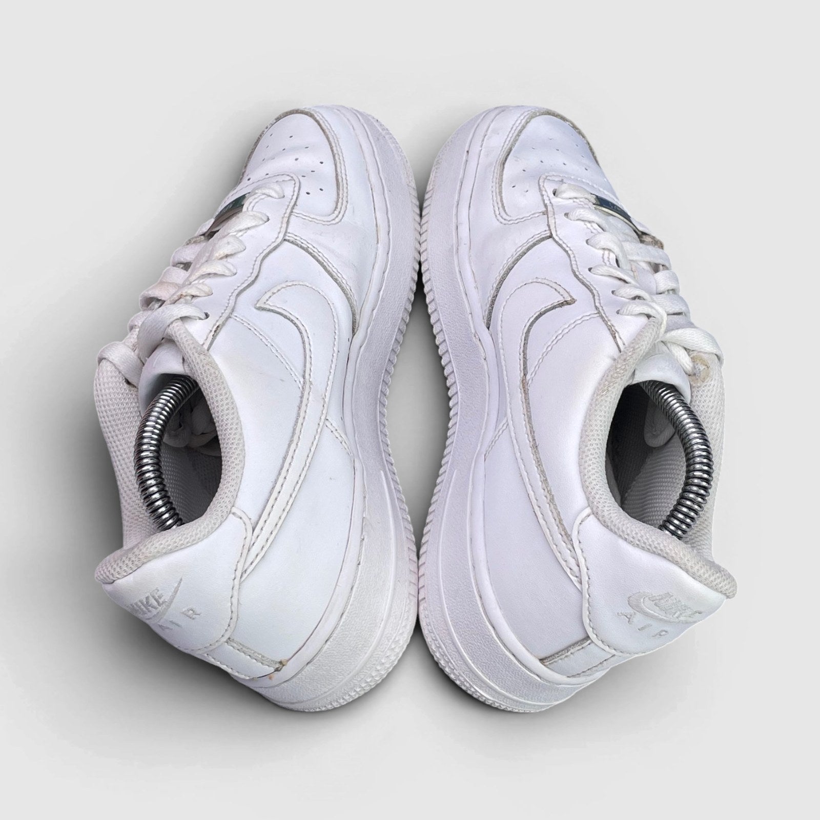 Nike Air Force 1 Low Triple White — buty sportowe damskie w bardzo dobrym stanie rozmiar 38.5, widok z góry