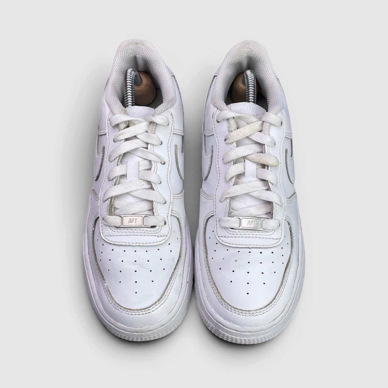Nike Air Force 1 Low Triple White — buty sportowe damskie w bardzo dobrym stanie rozmiar 38.5, widok z przodu