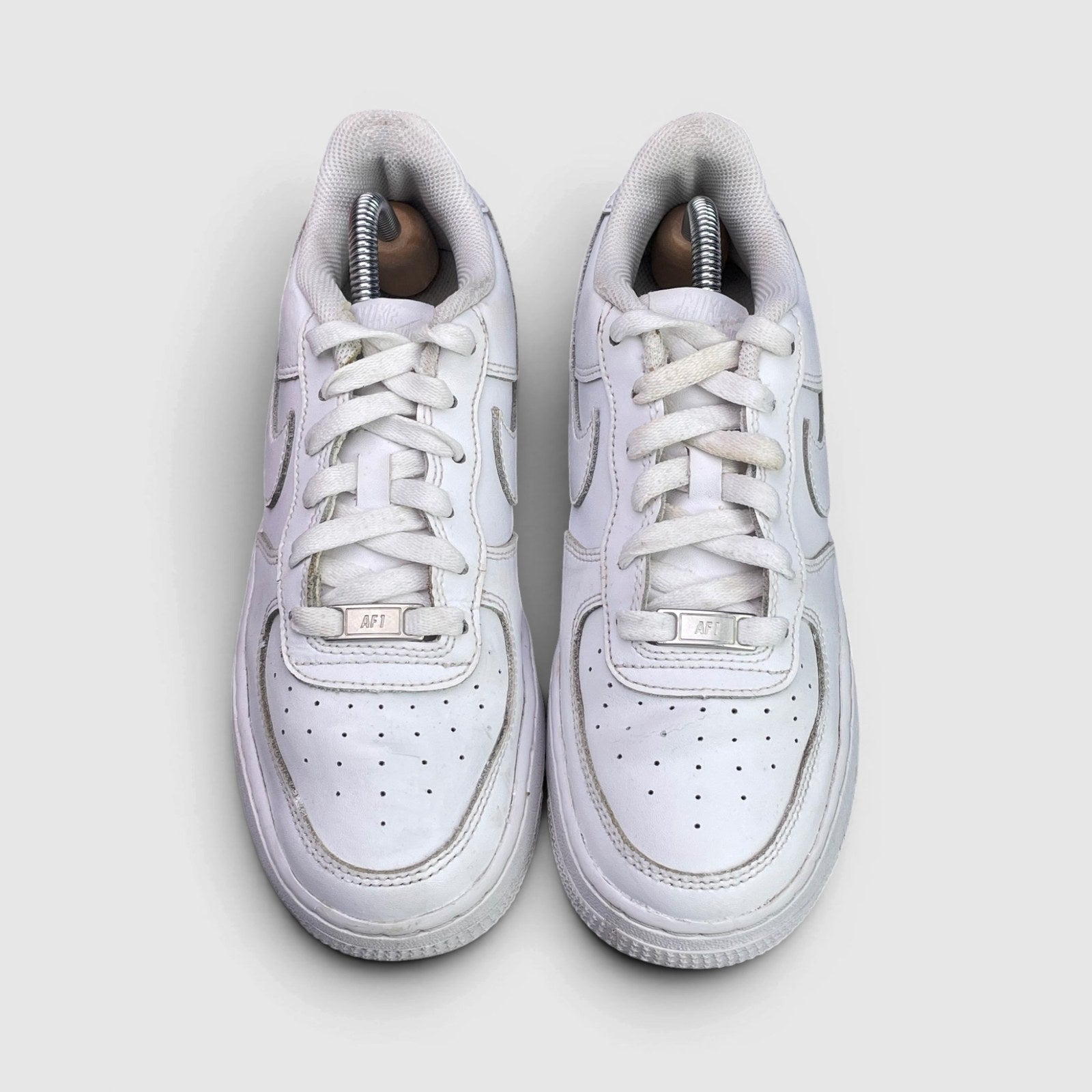 Nike Air Force 1 Low Triple White — buty sportowe damskie w bardzo dobrym stanie rozmiar 38.5, widok z przodu