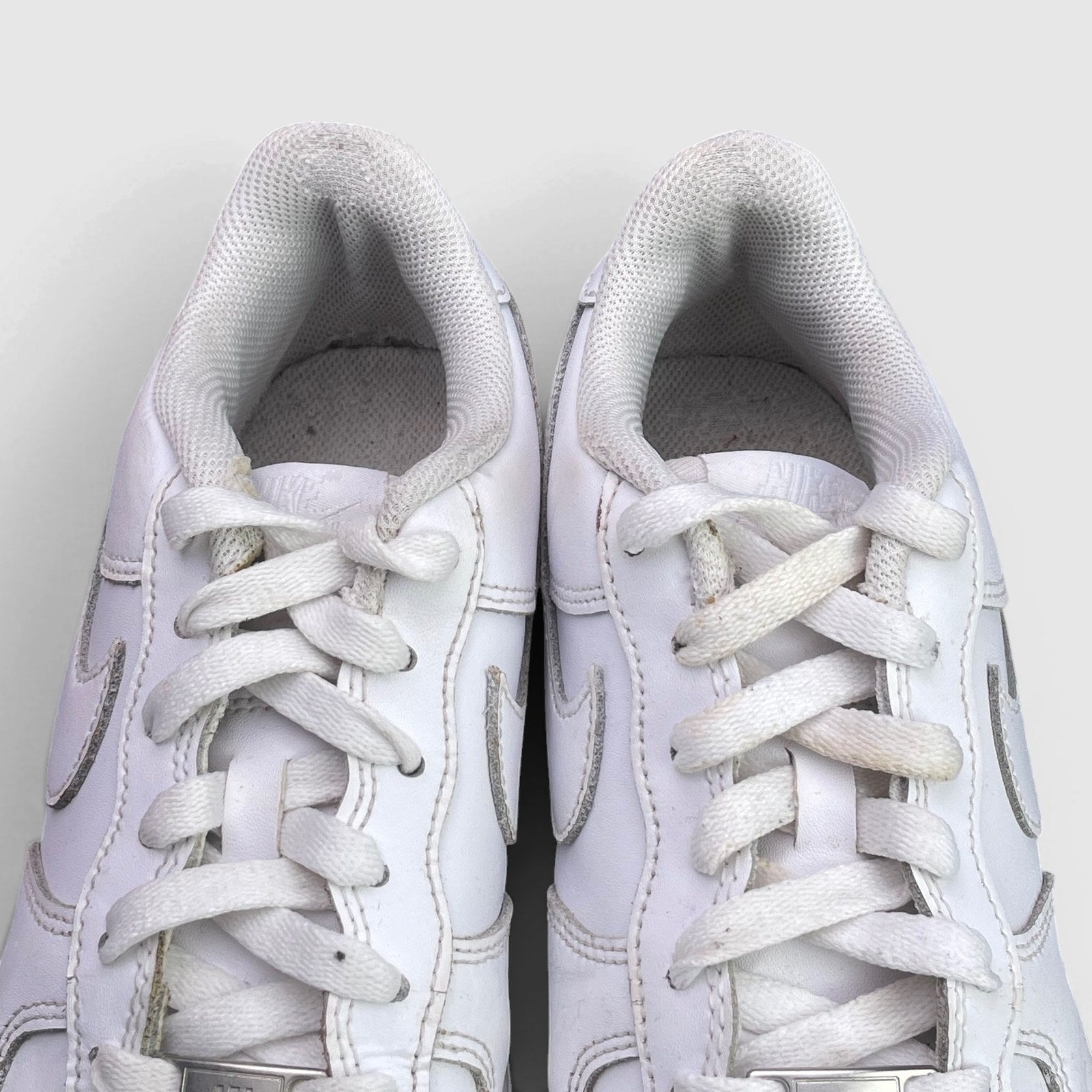 Nike Air Force 1 Low Triple White — buty sportowe damskie w bardzo dobrym stanie rozmiar 38.5, widok z góry