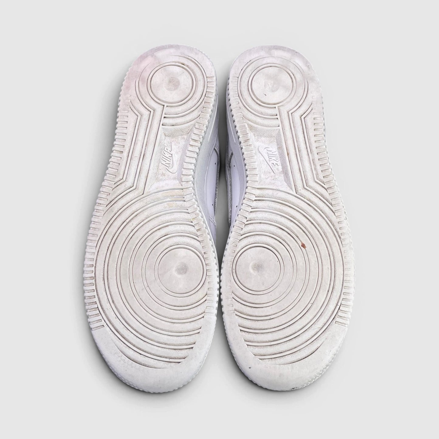 Nike Air Force 1 Low Triple White — buty sportowe damskie w bardzo dobrym stanie rozmiar 38.5, podeszwa