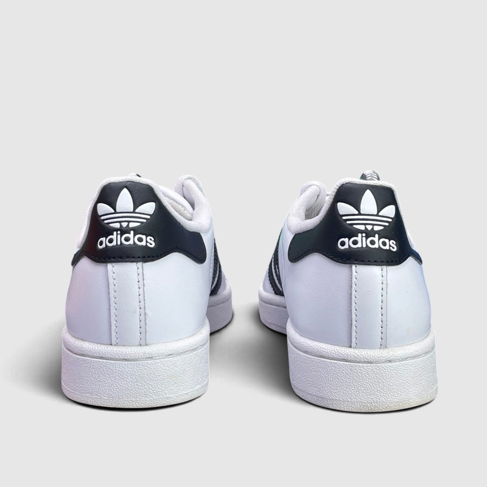 Adidas Superstar II Cloud White Black — buty sportowe damskie w bardzo dobrym stanie rozmiar 37 1/3, widok z góry na zewnętrzną stronę butów