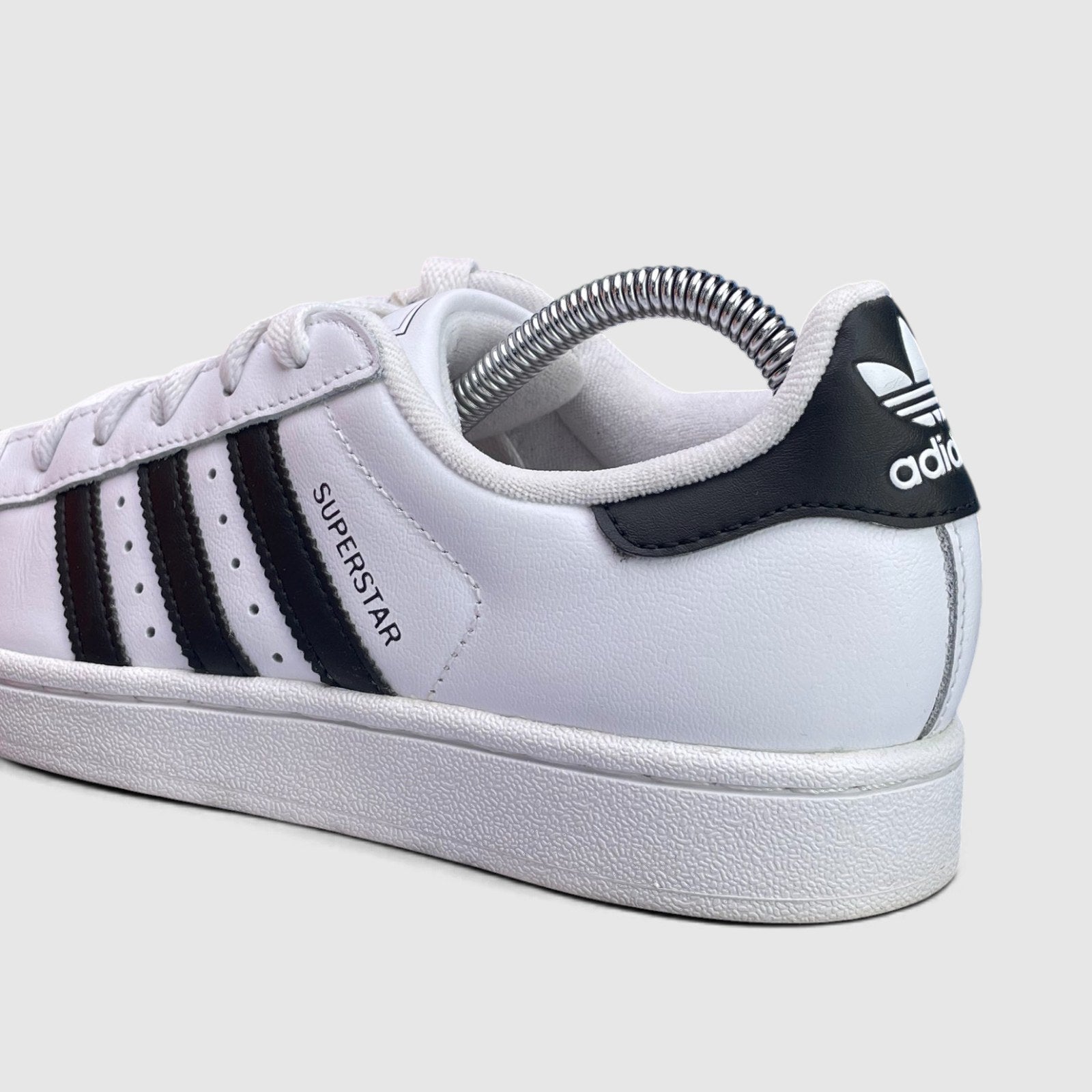 Adidas Superstar II Cloud White Black — buty sportowe damskie w bardzo dobrym stanie rozmiar 37 1/3, zewnętrzny panel prawego buta