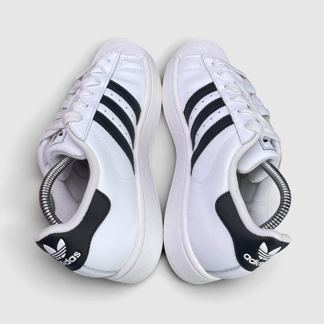 Adidas Superstar II Cloud White Black — buty sportowe damskie w bardzo dobrym stanie rozmiar 37 1/3, zewnętrzny panel lewego buta