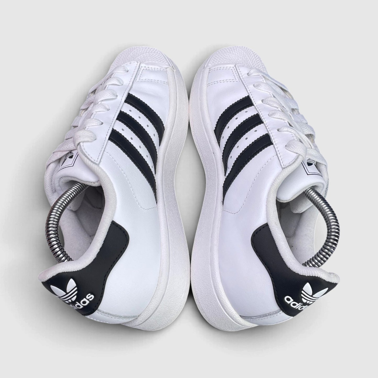 Adidas Superstar II Cloud White Black — buty sportowe damskie w bardzo dobrym stanie rozmiar 37 1/3, zewnętrzny panel lewego buta