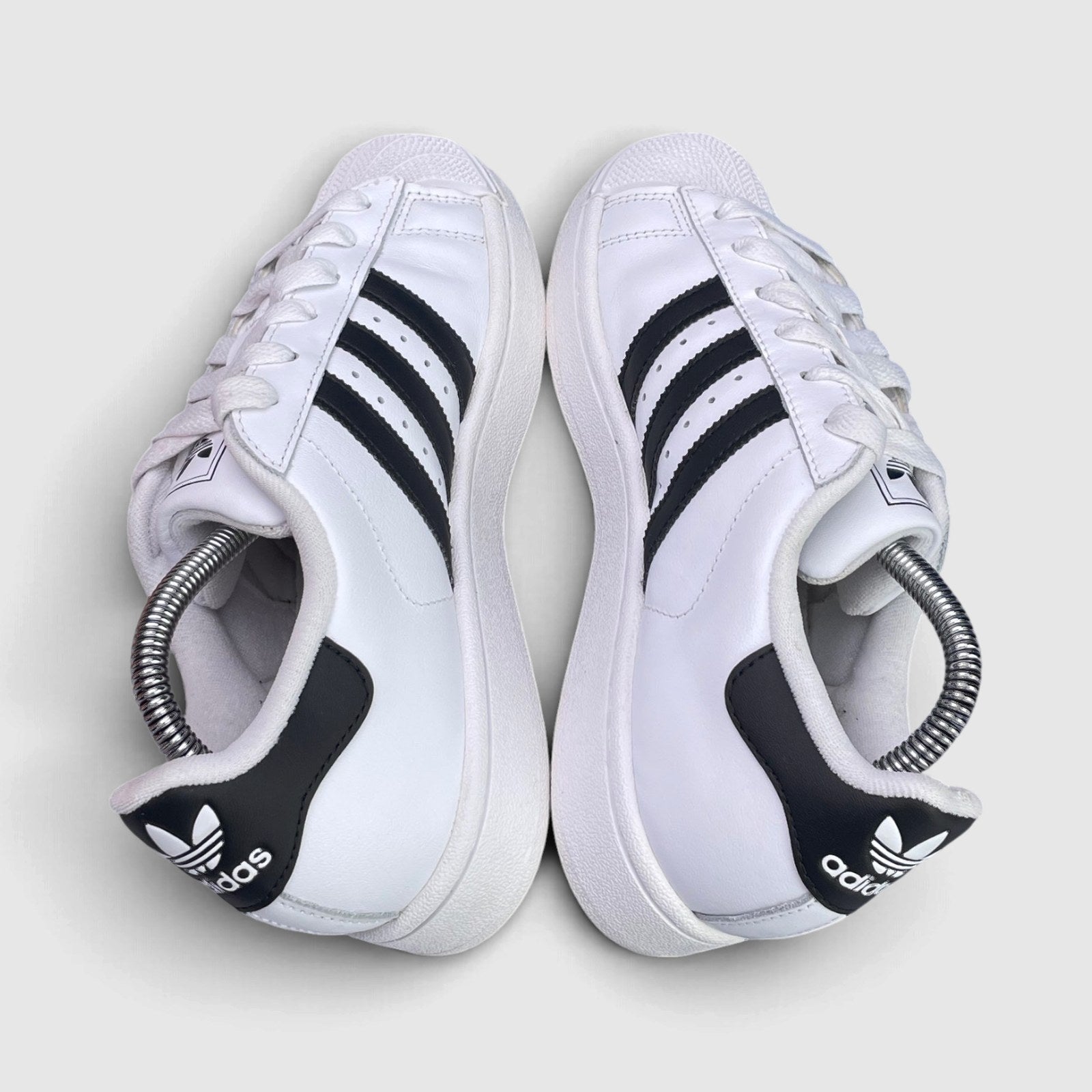 Adidas Superstar II Cloud White Black — buty sportowe damskie w bardzo dobrym stanie rozmiar 37 1/3, zewnętrzny panel lewego buta