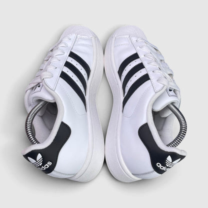 Adidas Superstar II Cloud White Black — buty sportowe damskie w bardzo dobrym stanie rozmiar 37 1/3, zewnętrzny panel lewego buta