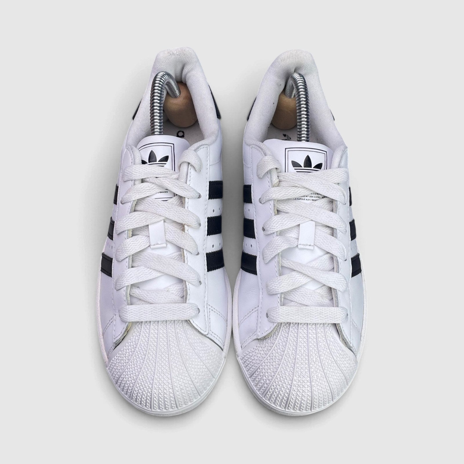 Adidas Superstar II Cloud White Black — buty sportowe damskie w bardzo dobrym stanie rozmiar 37 1/3, widok z góry na wewnętrzną stronę butów