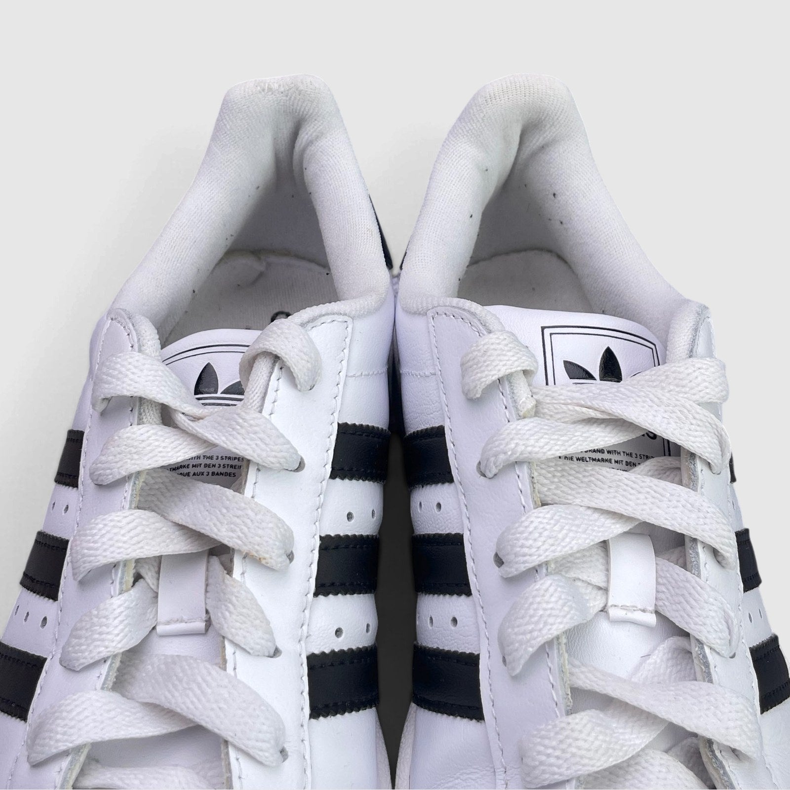 Adidas Superstar II Cloud White Black — buty sportowe damskie w bardzo dobrym stanie rozmiar 37 1/3, wewnętrzny panel lewego buta