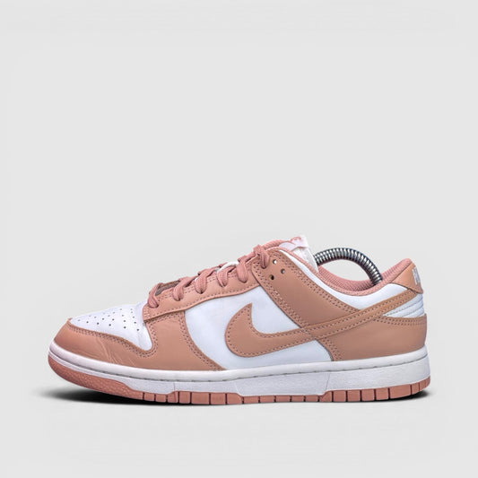 Nike Dunk Low Rose Whisper — buty sportowe damskie w bardzo dobrym stanie rozmiar 39, boczny profil, lewa strona