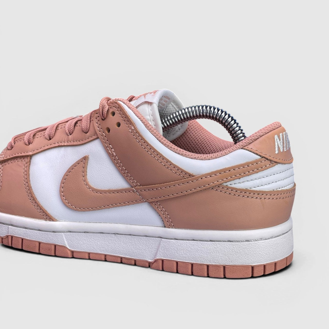 Nike Dunk Low Rose Whisper — buty sportowe damskie w bardzo dobrym stanie rozmiar 39, detal