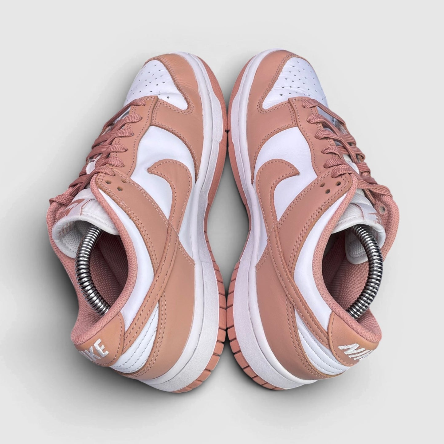 Nike Dunk Low Rose Whisper — buty sportowe damskie w bardzo dobrym stanie rozmiar 39, widok z góry
